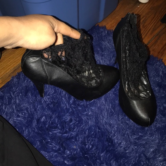 Black heels - Picture 2 of 2